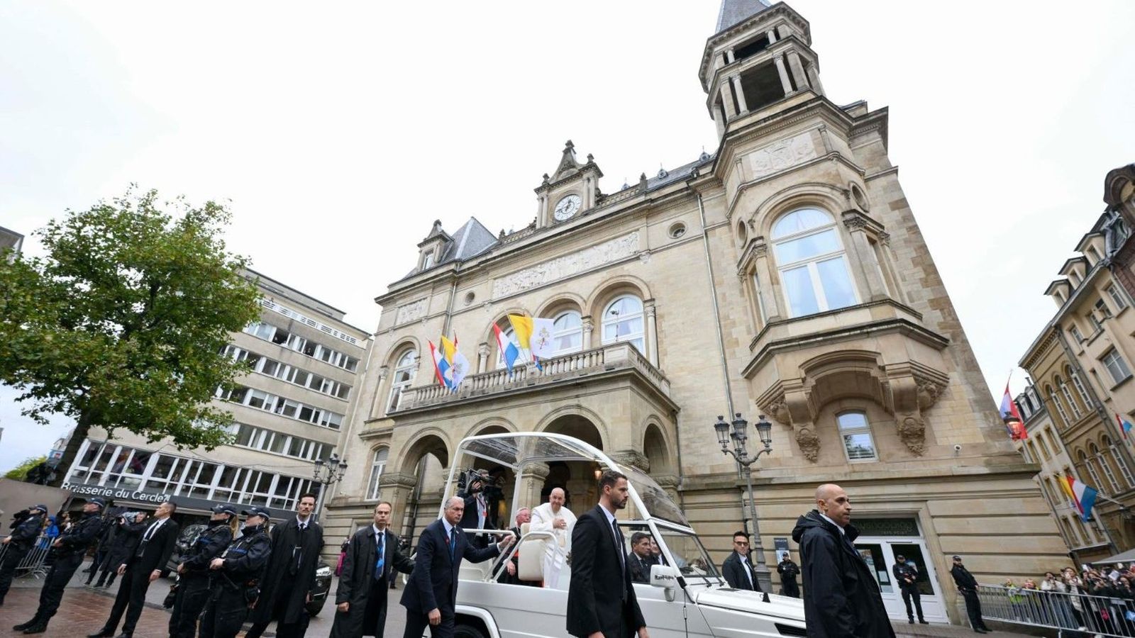 Francisco recorriendo las calles de Luxemburgo