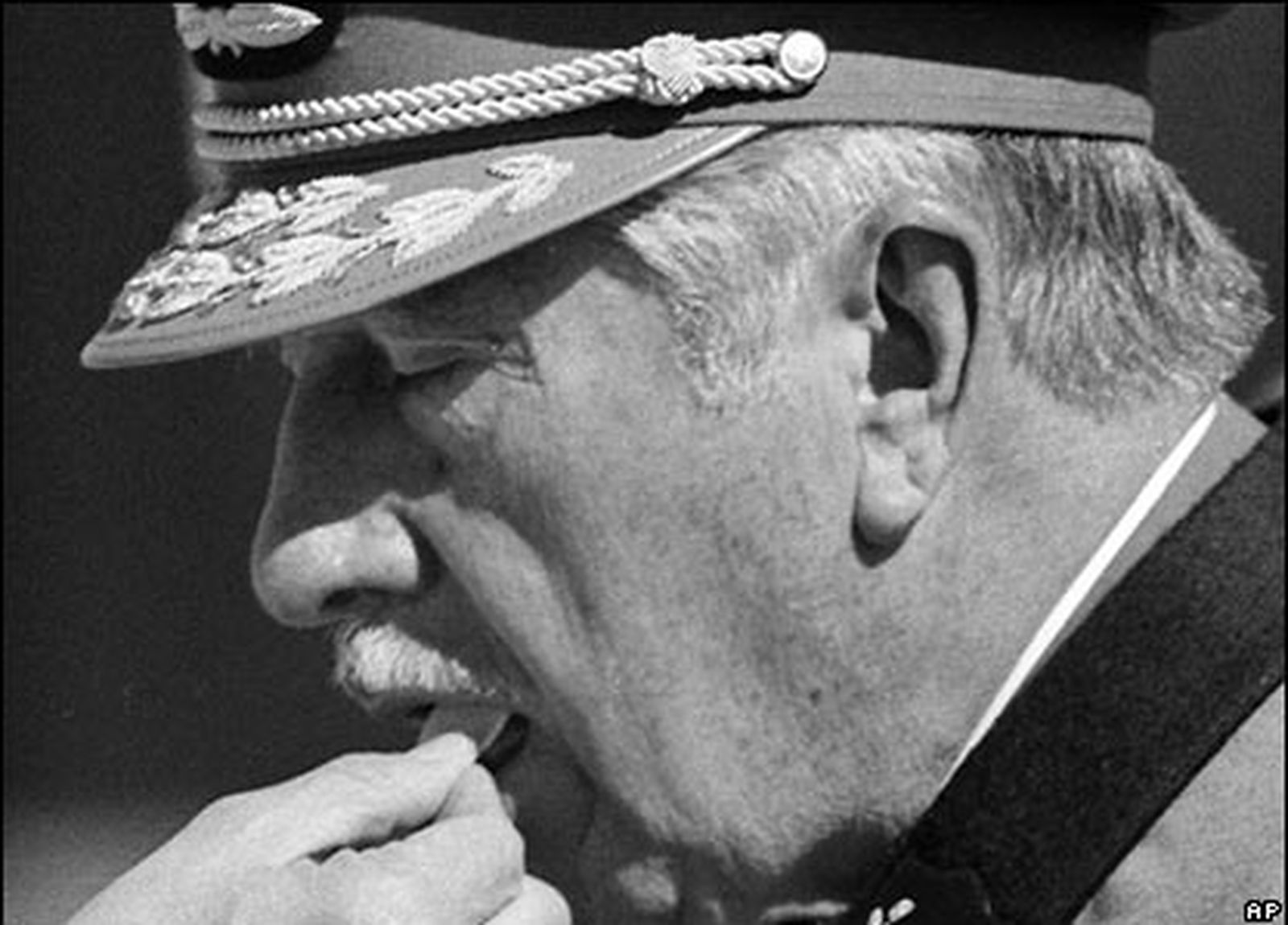 Pinochet comulgando