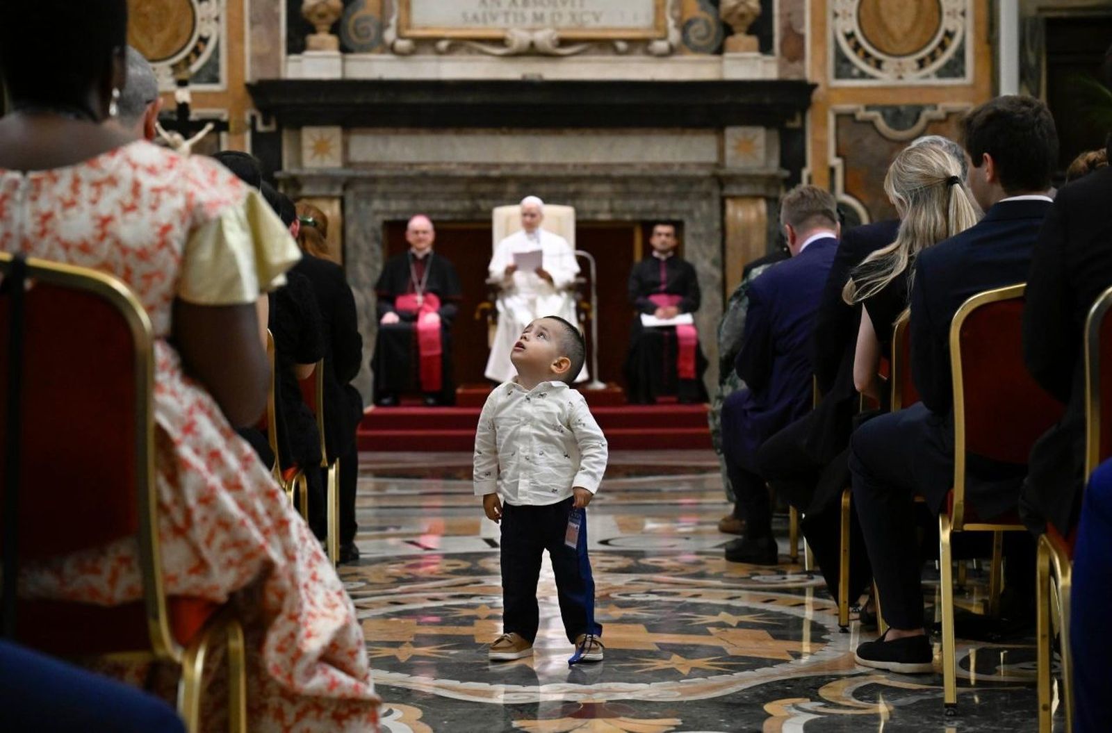 Un niño en la audiencia del Papa