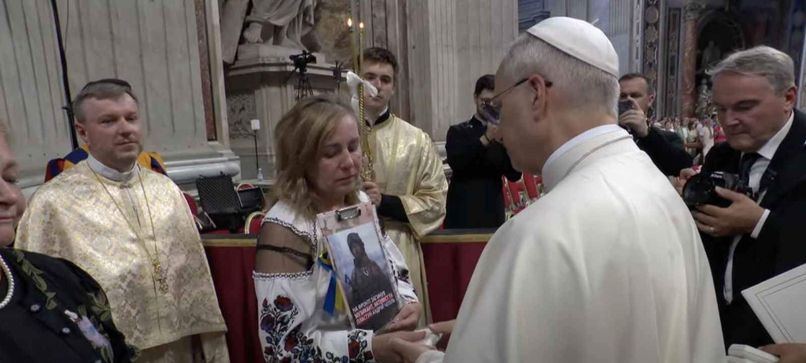 Prevost, con una madre ucraniana sosteniendo el retrato de su hijo