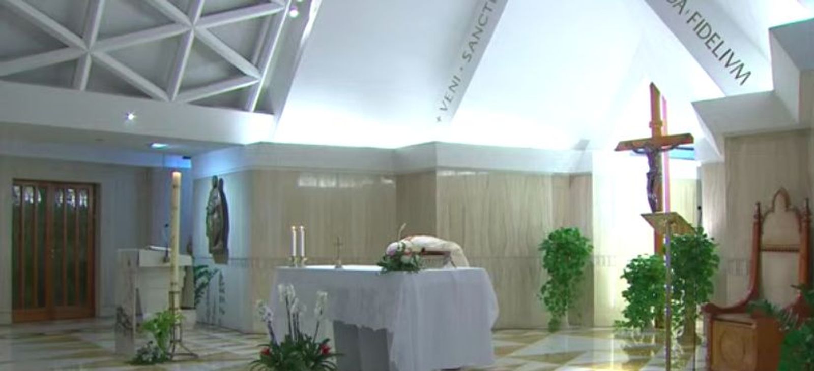 Francisco besa el altar de Santa Marta