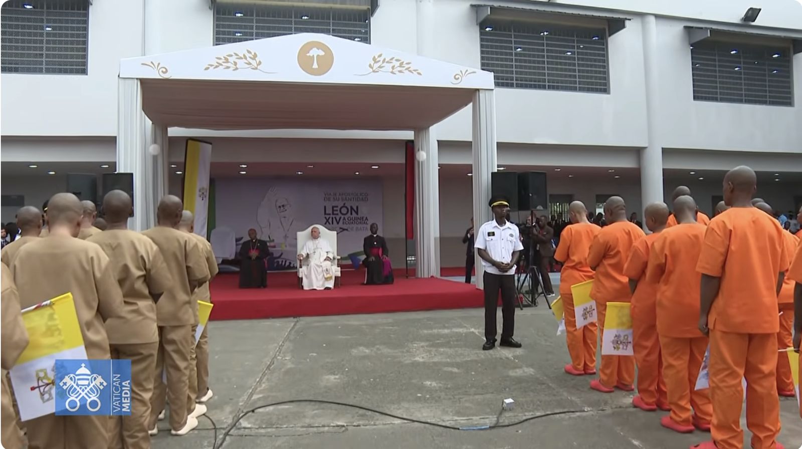 El Papa, con los presos de Bata