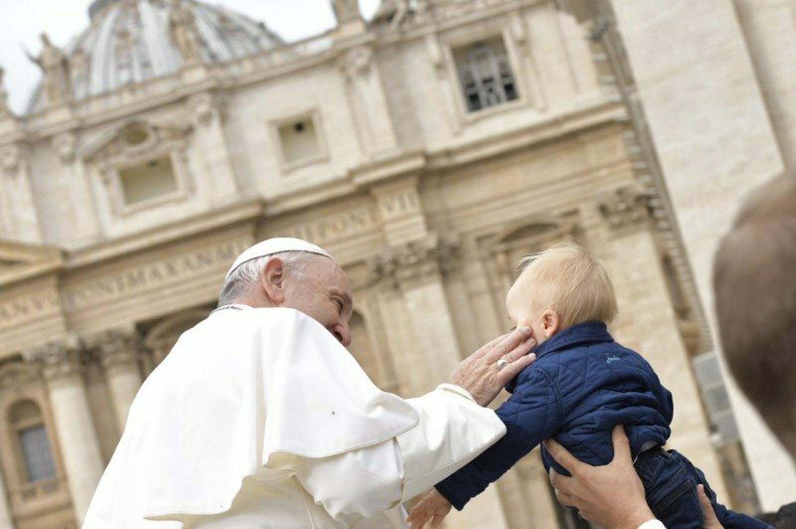 Papa y niño en audiencia