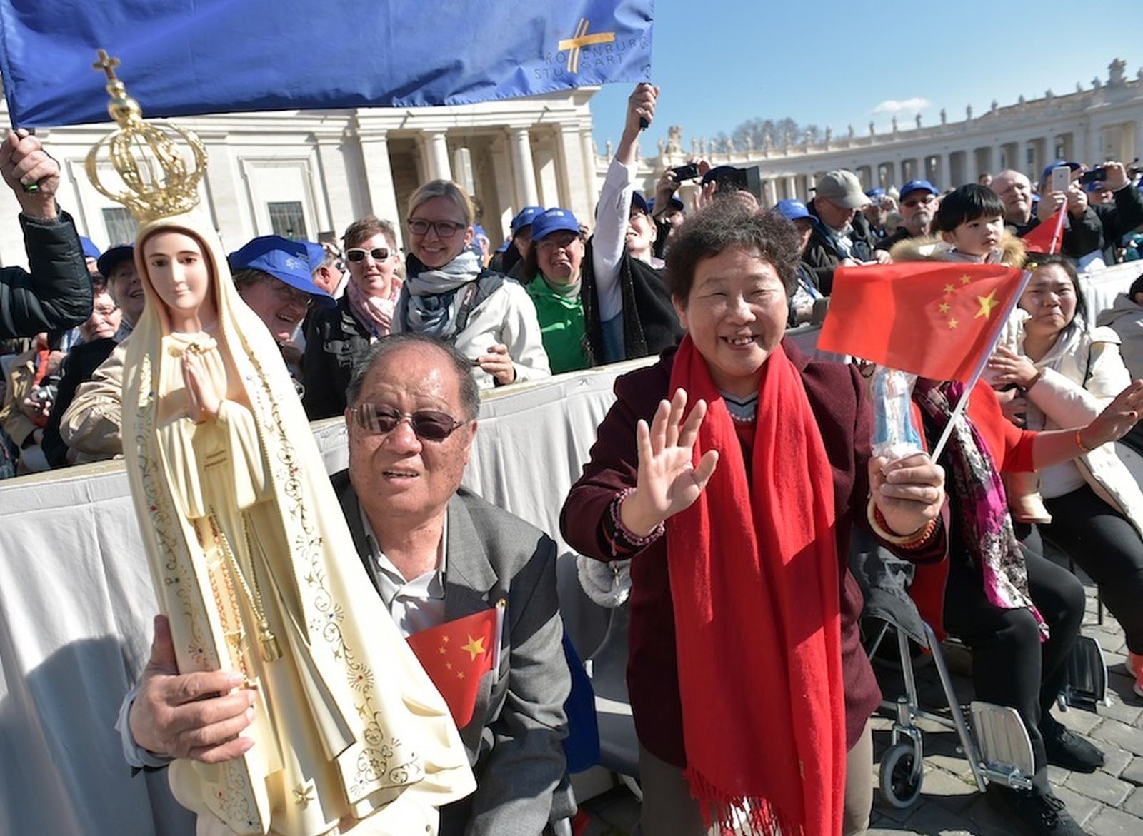 Peregrinos chinos con una virgen de Fátima