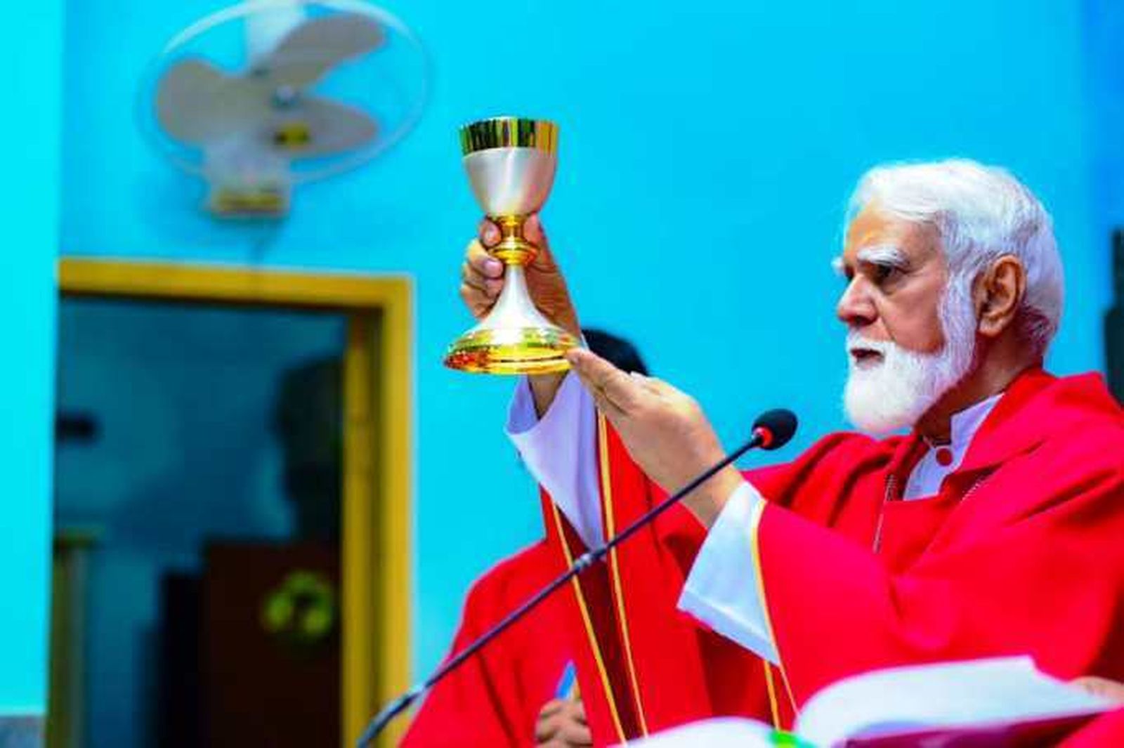 Card. Coutts, obispo de Karachi, Pakistán, celebrando