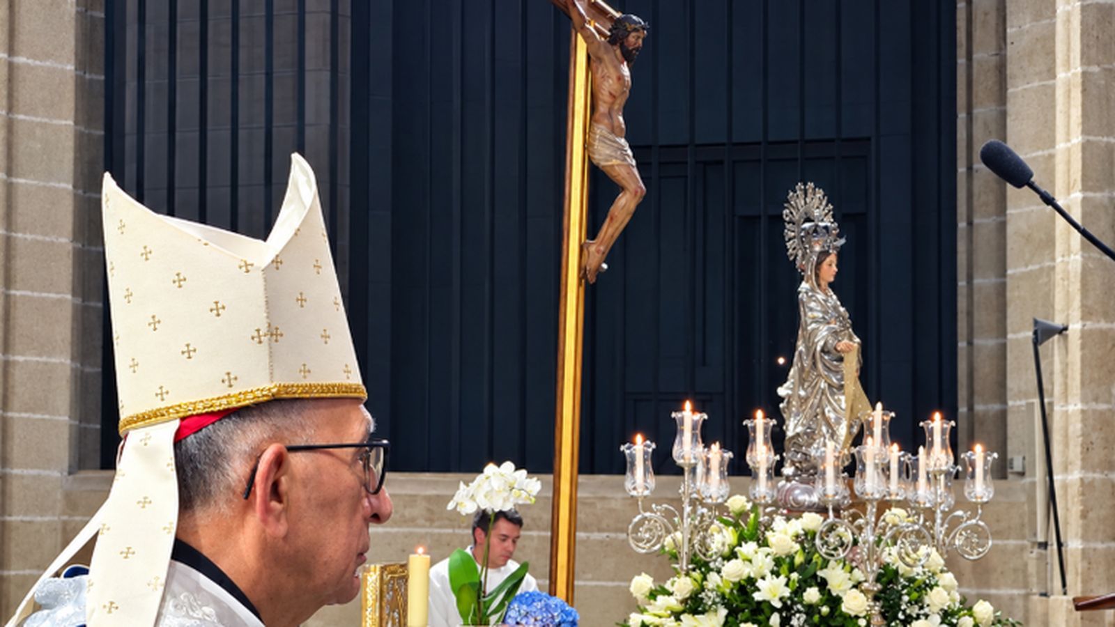 Omella, en el corazón de la celebración, ante la comunidad reunida.