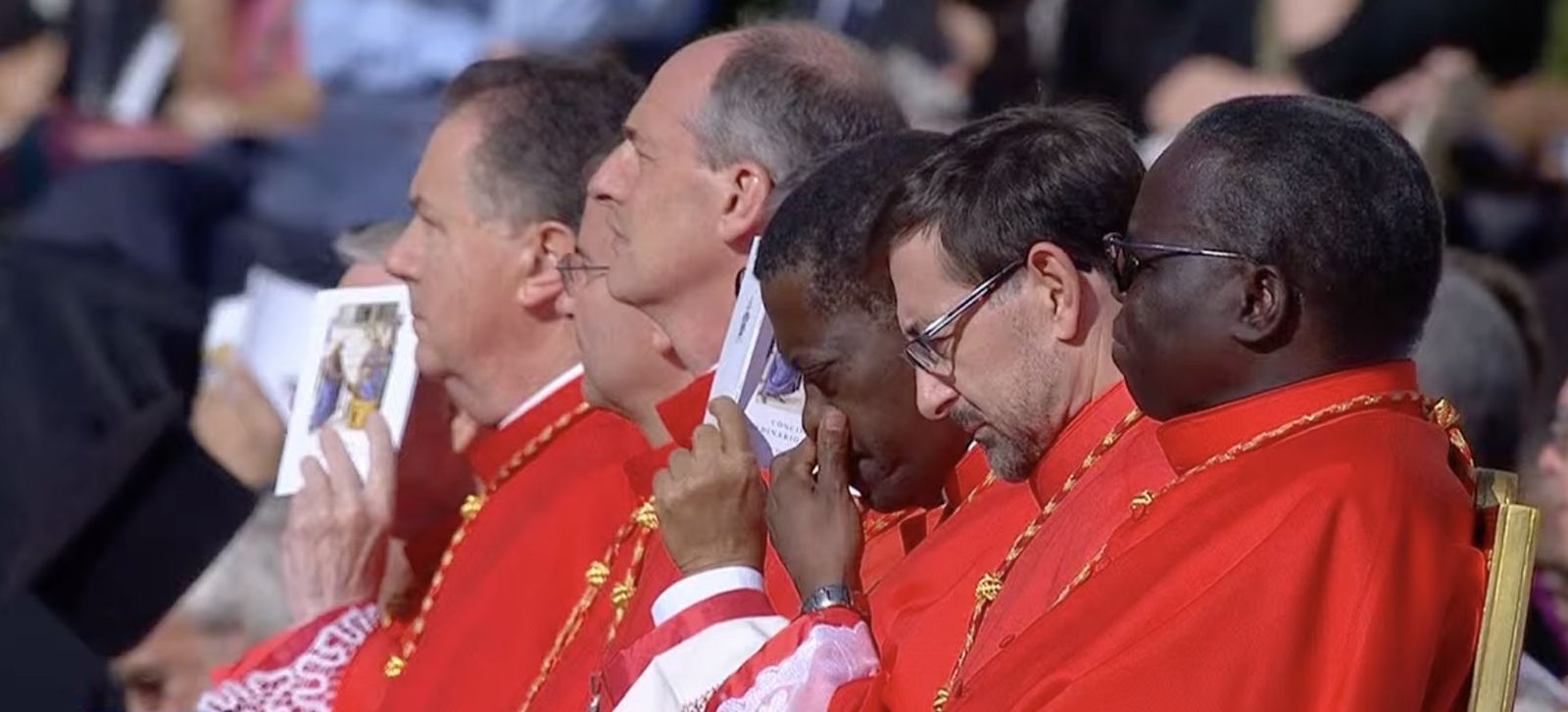 Cobo, entre los nuevos cardenales, escucha al Papa