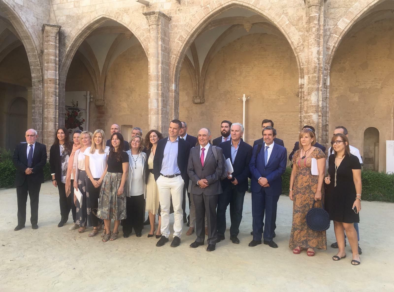 Foto de familia de los participantes en el Desayuno Solidario de la Fundación Chávarri en Valencia