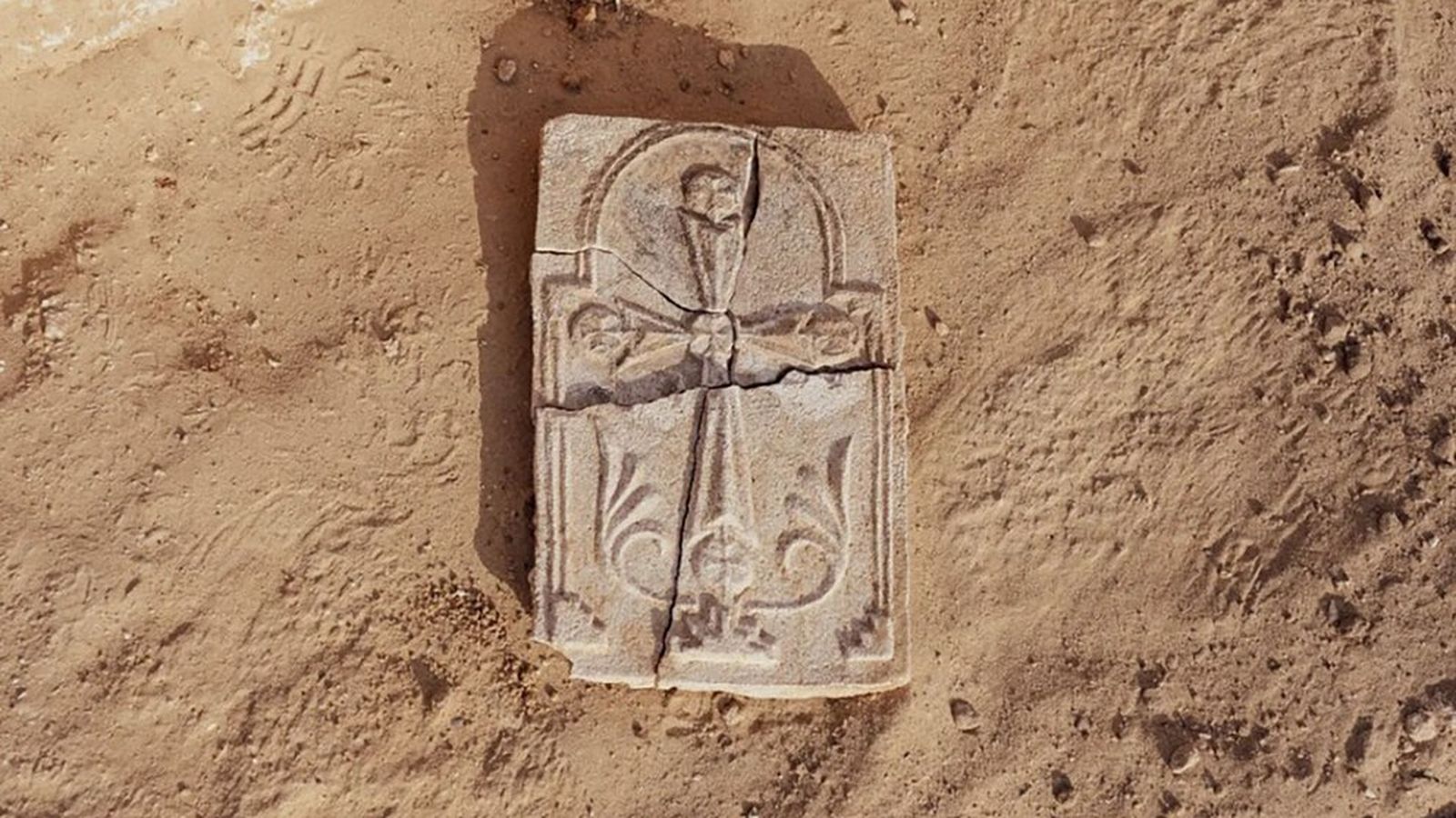 Hallazgo de una cruz de yeso en el golfo Pérsico