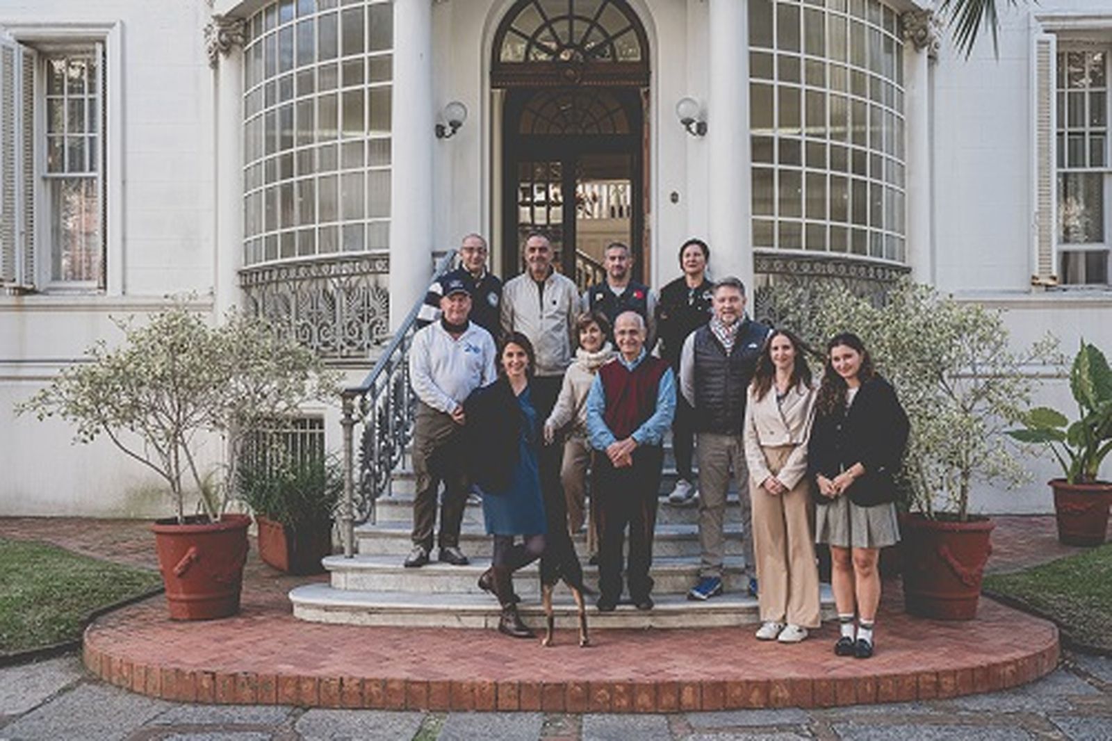Equipo de Moto For Peace en la Embajada de Italia en Montevideo