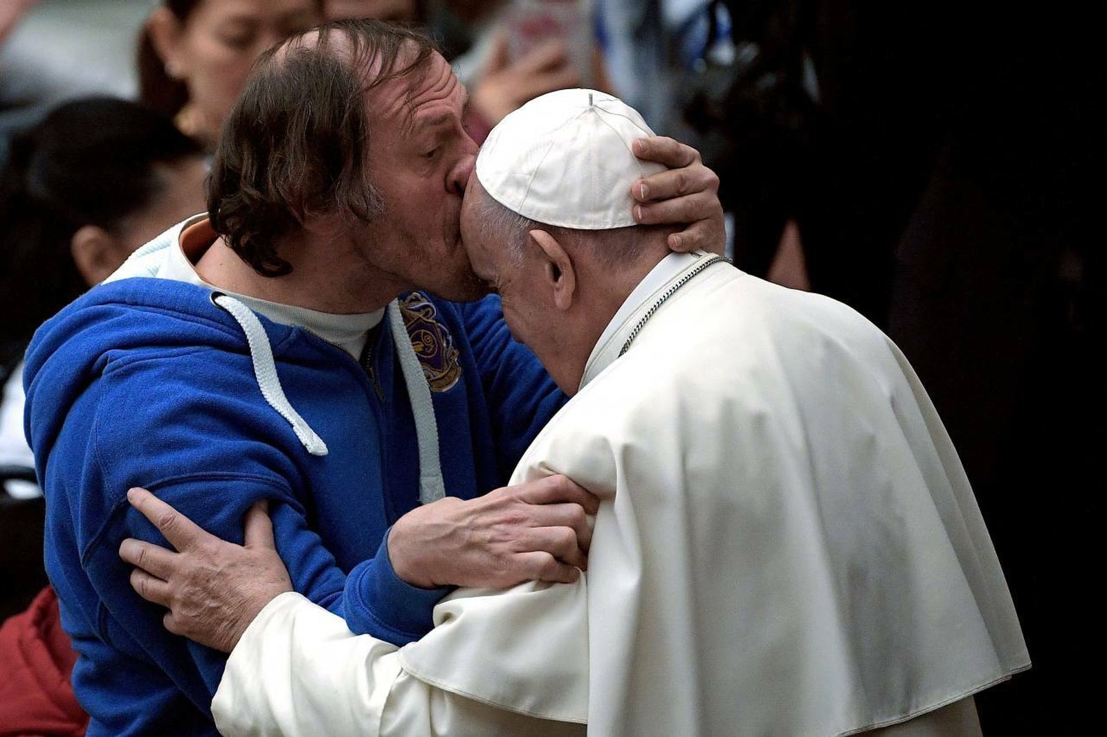 El beso de un hombre con discapacidad a Francisco