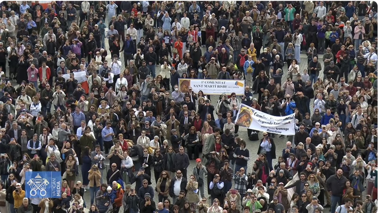 Los fieles escuchan las palabras del Papa antes del ángelus.jpg