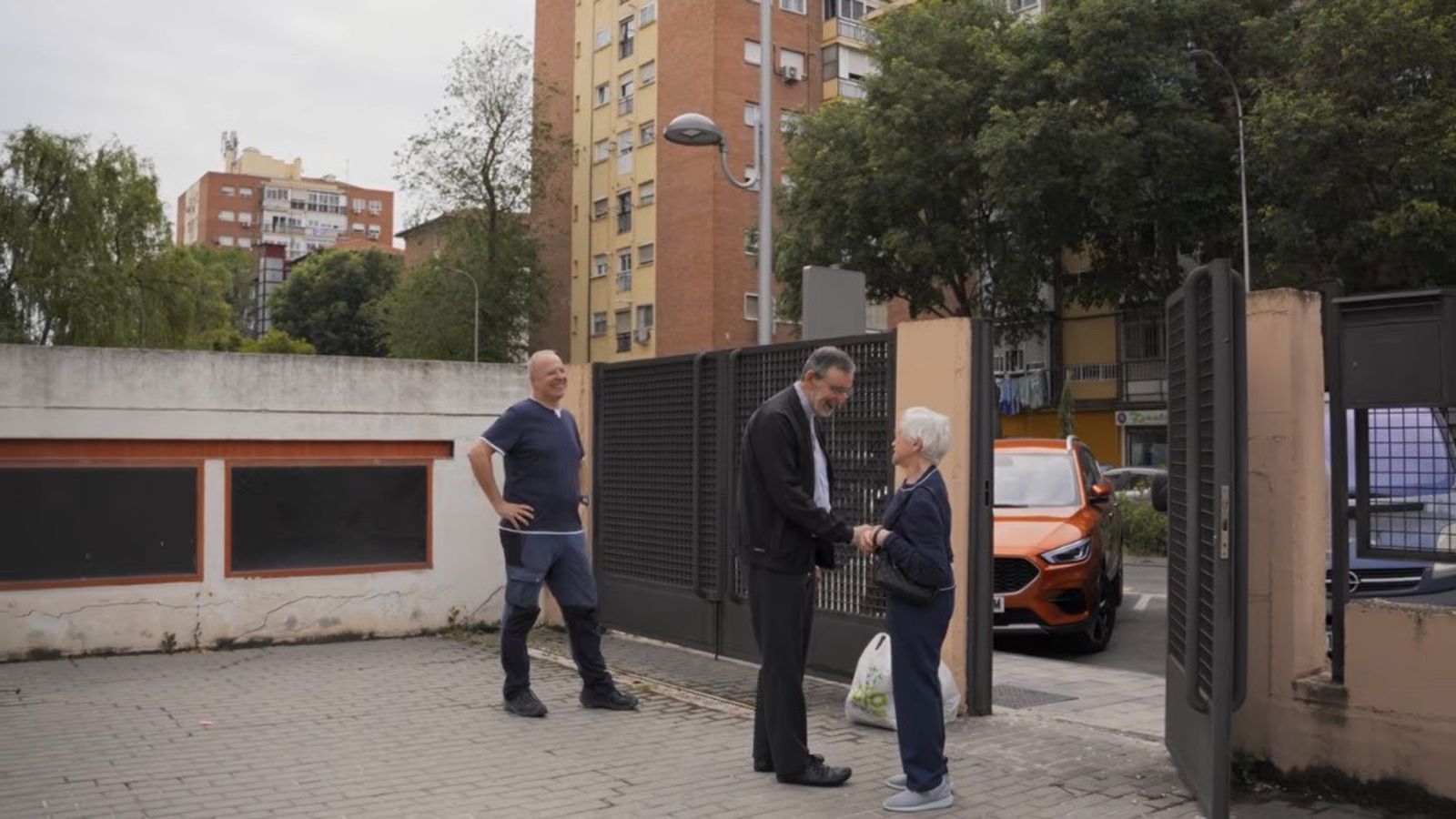 Juan Daniel Alcorlo ysaluda a una feligresa