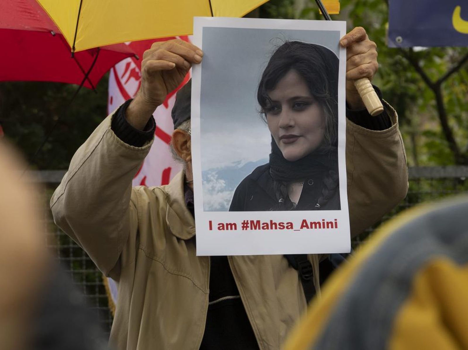 Protestas por el asesinato de una joven que llevaba mal puesto el velo en Irán