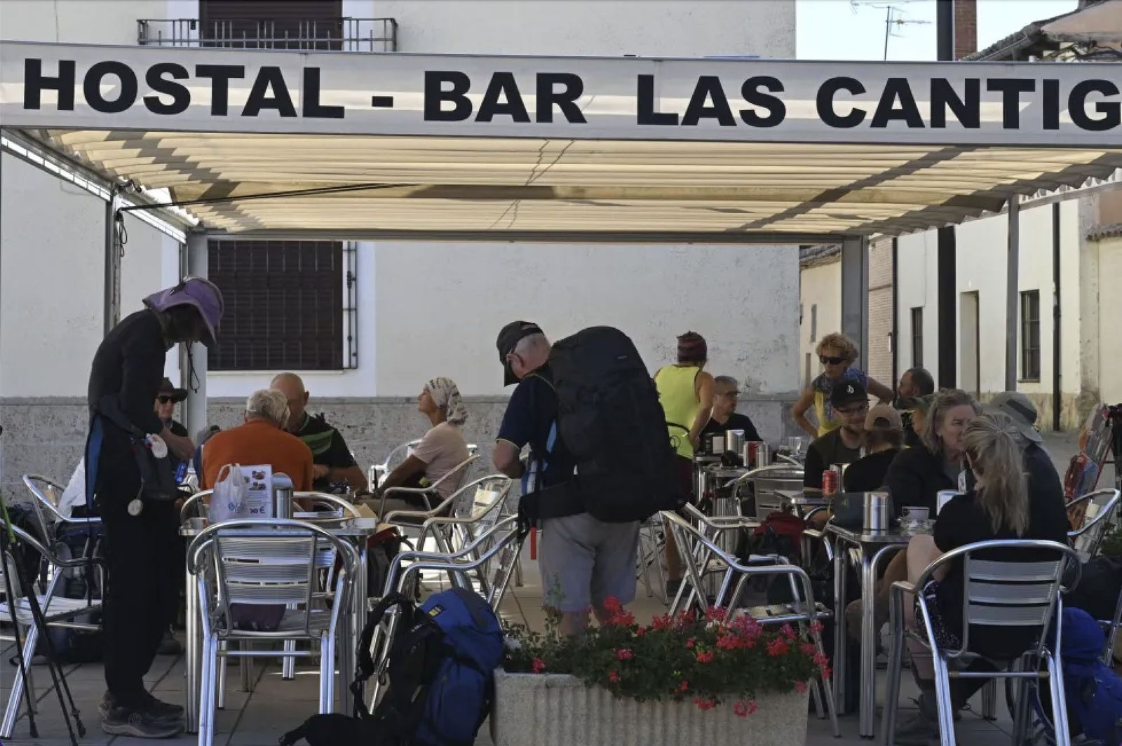 Peregrinos en un bar en el Camino de Santiago