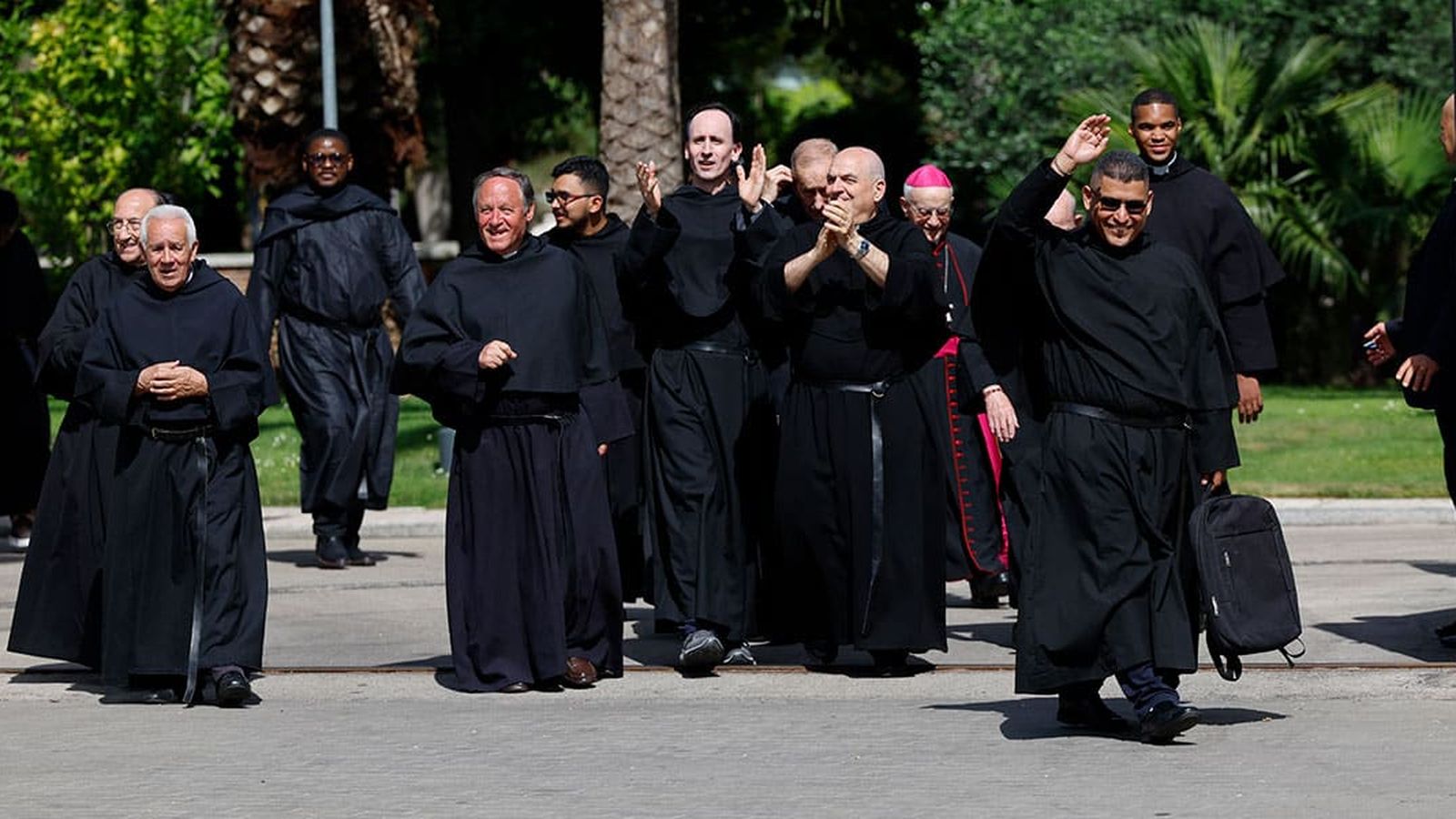 Integrantes de la orden de San Agustín a su salida de la Nunciatura Apostólica tras mantener un encuentro privado con el papa León XIV