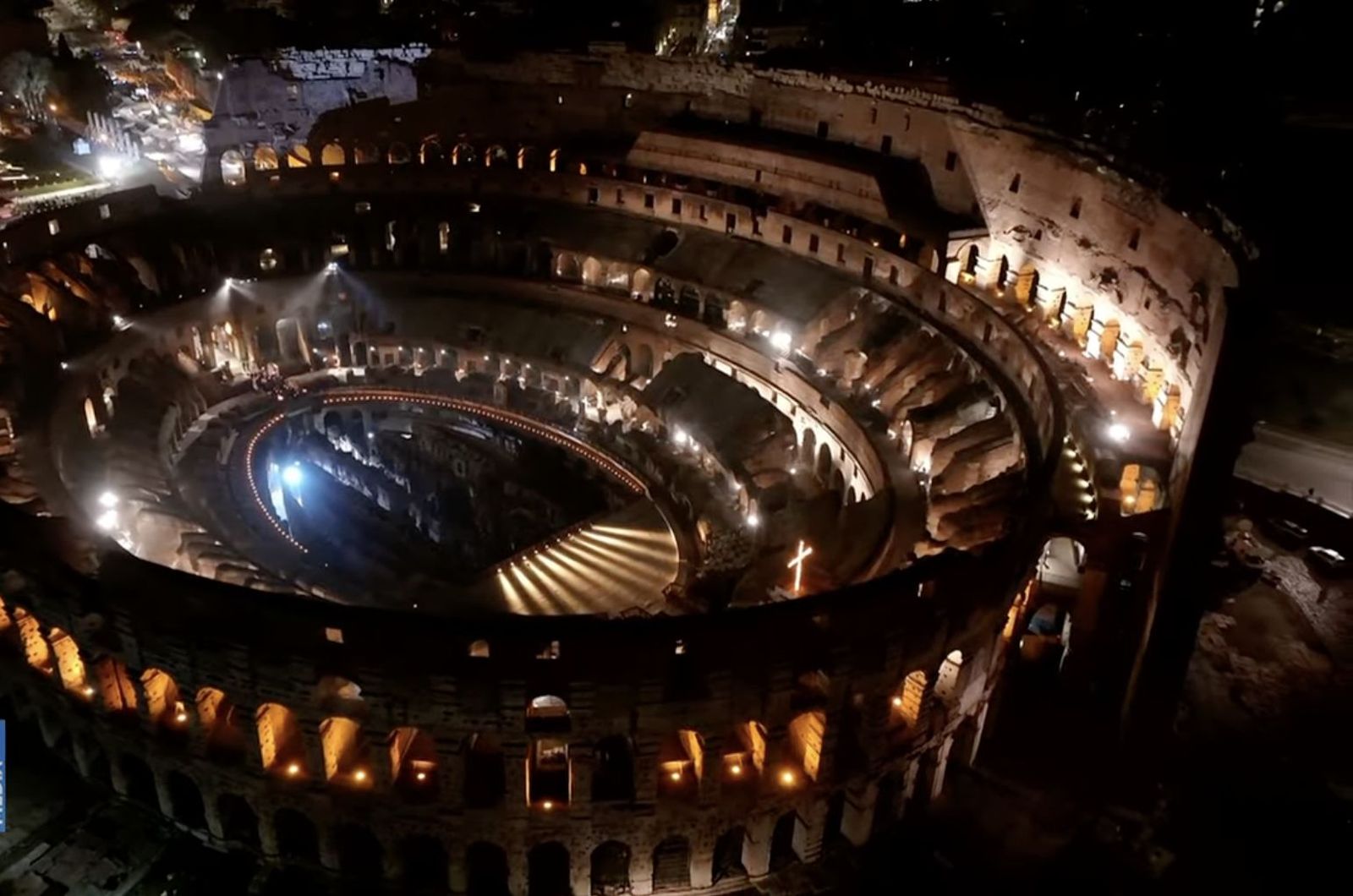 El Coliseo, con la cruz para acoger las estaciones penitenciales del Vía Crucis