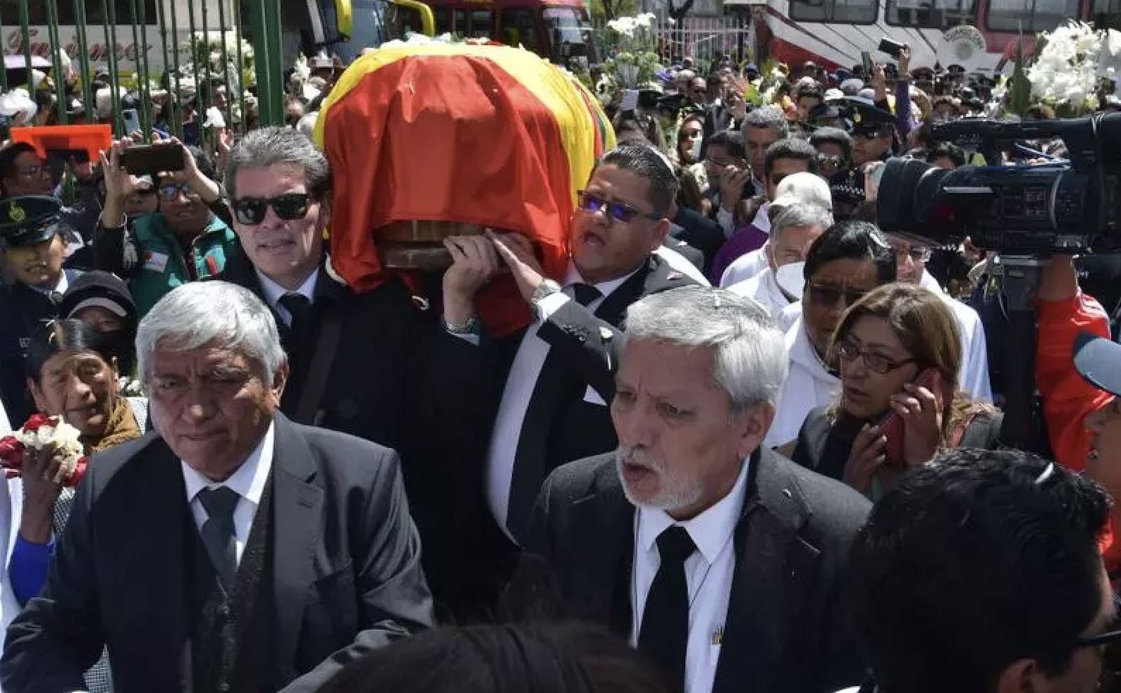 Traslado del féretro del jesuita Eduardo Pérez Iribarne