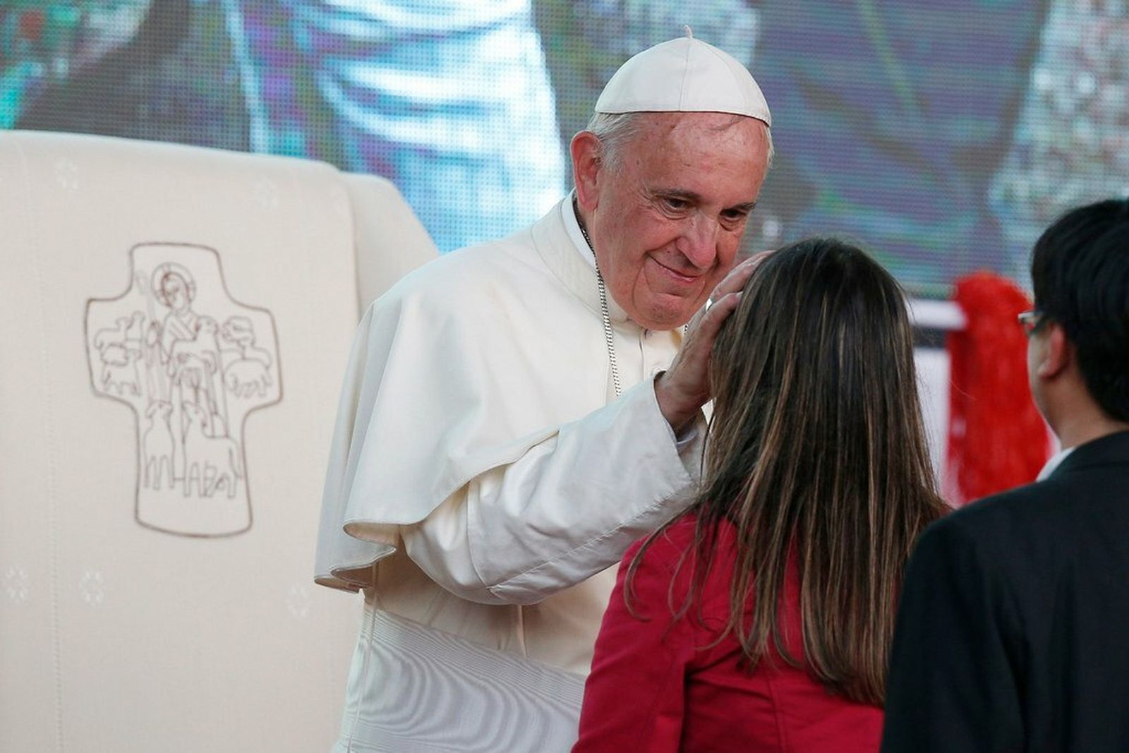 El Papa, con una joven