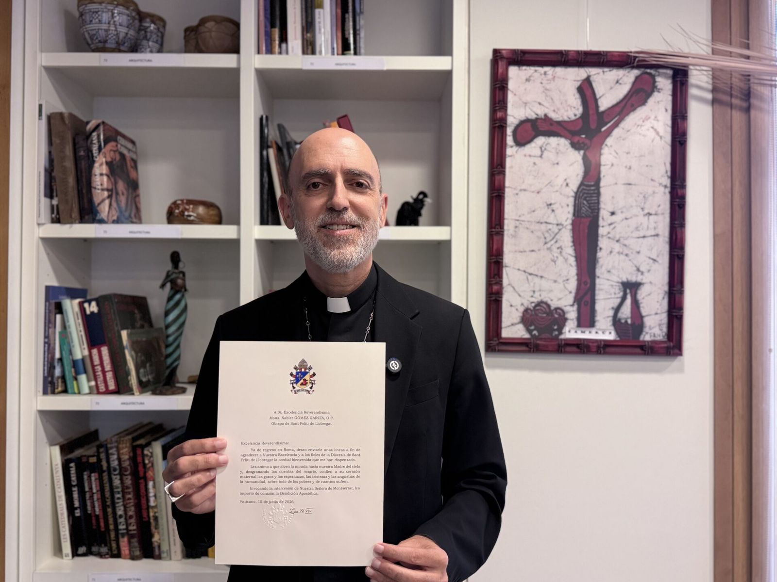 El obispo de Sant Feliú con la carta del Papa