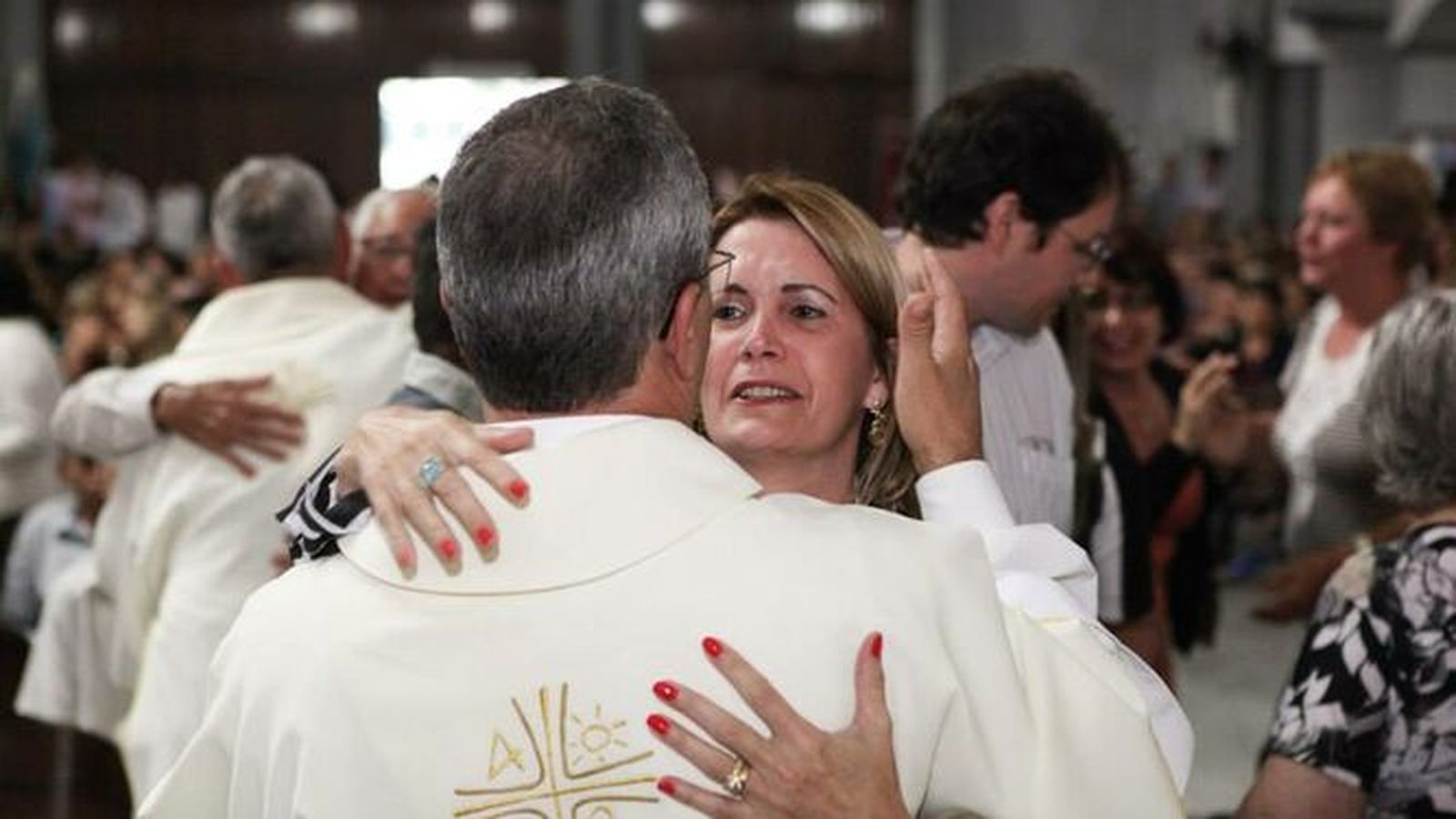 Esposa abraza a su marido diácono