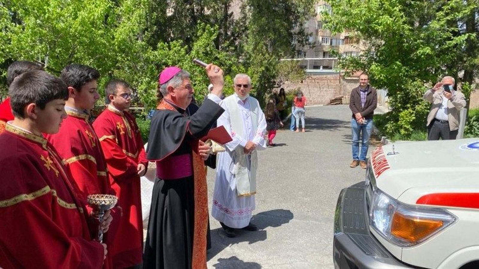 El Nuncio bendice el equipamiento