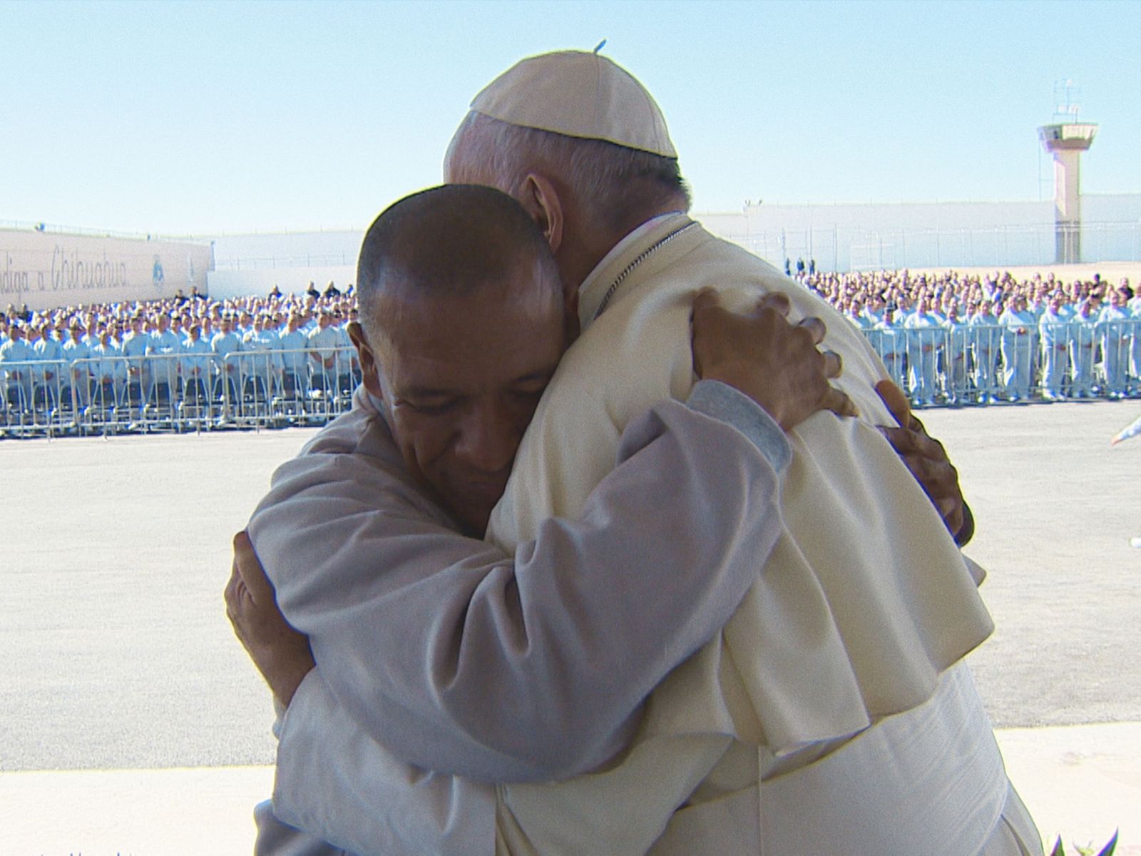 El abrazo de Francisco a un preso en Ciudad Juárez, México