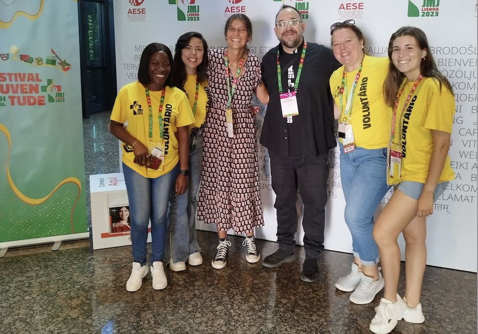 Toño Casado con un grupo de voluntarias