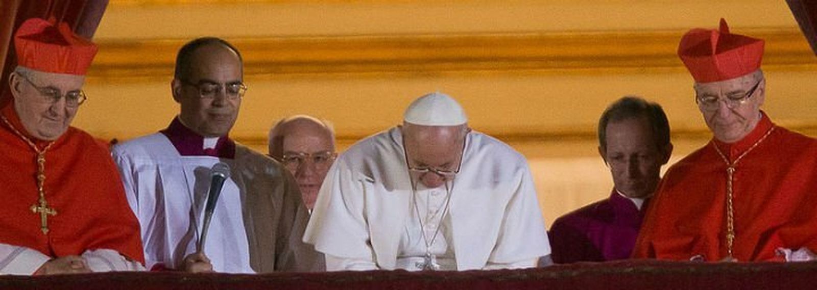 Francisco solicita la bendición del pueblo la noche de su elección