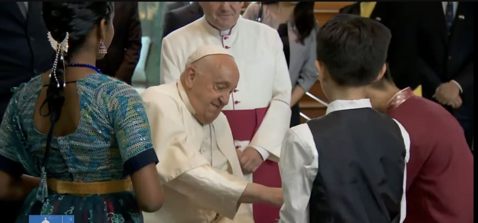 El Papa entrega unos rosarios a los niños que lo recibieron