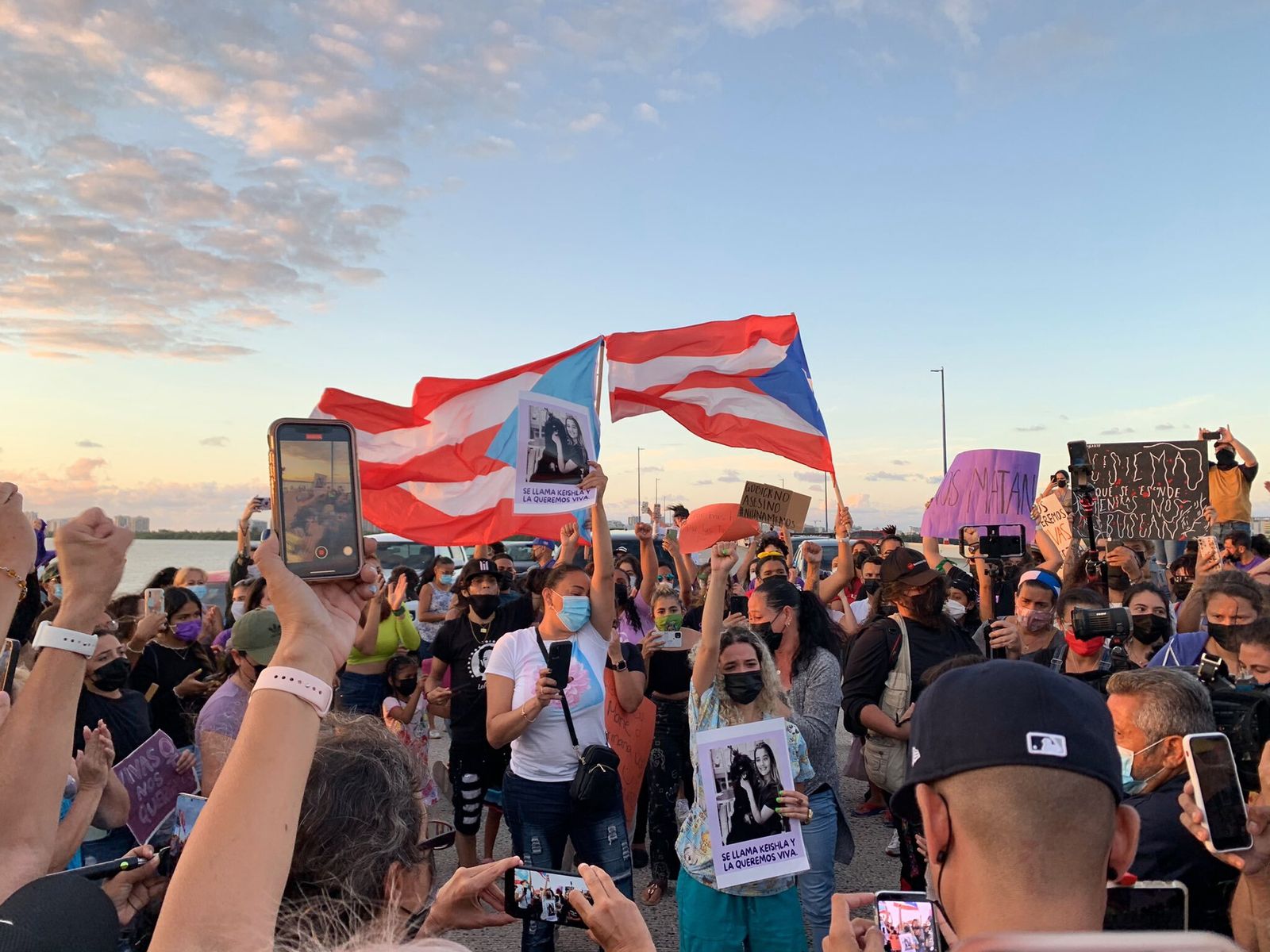 Manifestantes de Puerto Rico contra la violencia de género