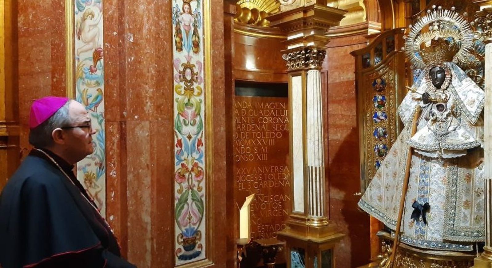 Francisco Cerro ante la imagen de la Virgen de Guadalupe