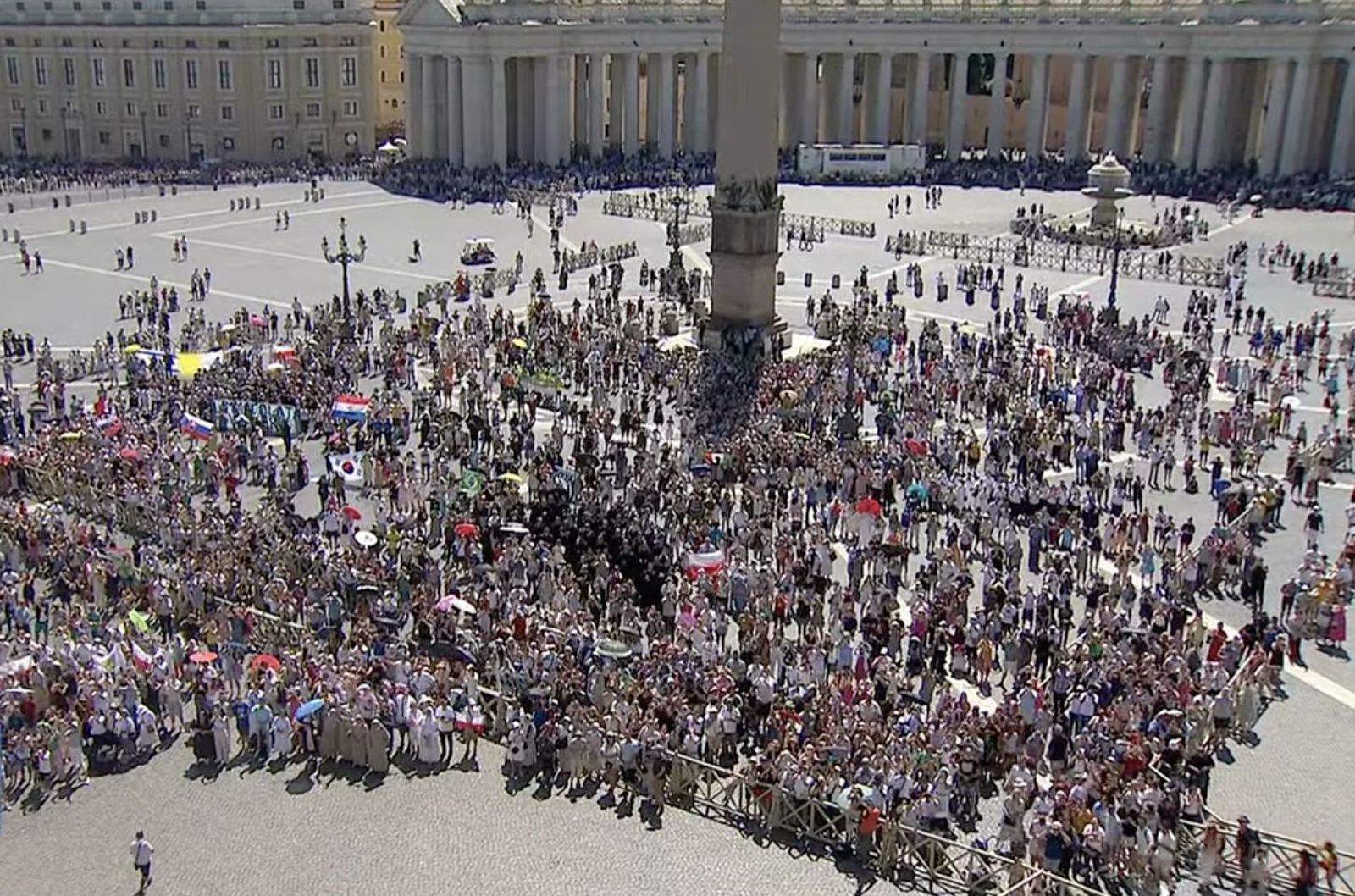 Fieles en la plaza de San Pedro