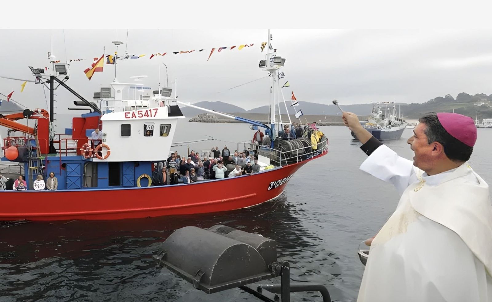 Bendición del obispo Cadiñanos en una procesión marítima