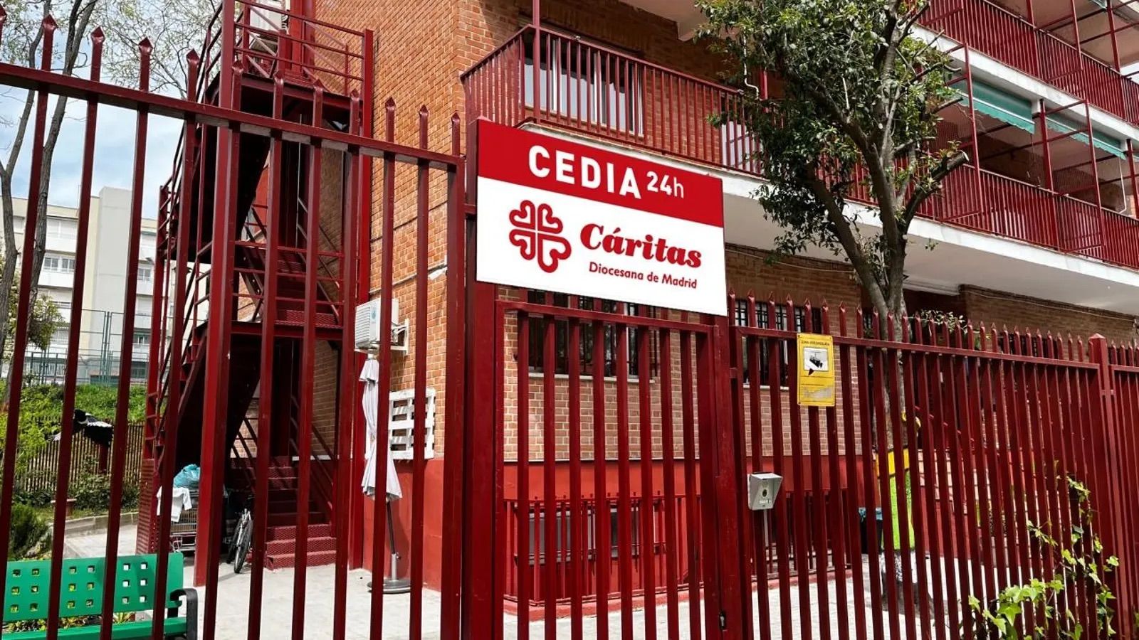 Fachada del centro de Cáritas en Carabanchel