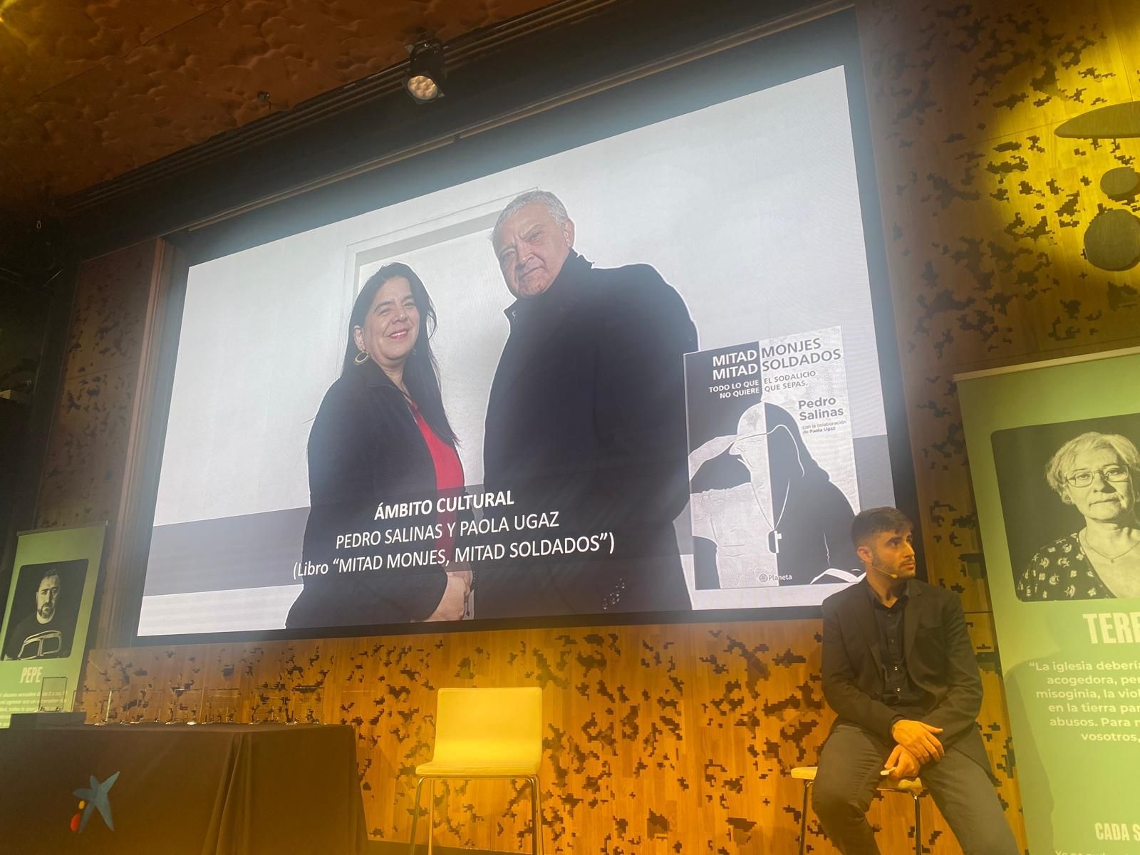 Entrega del premio a Pedro Salinas y Paola Ugaz