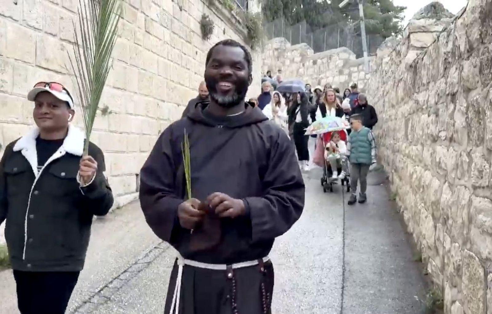 Un religioso franciscano en la procesión desde el Monte de los Olivos