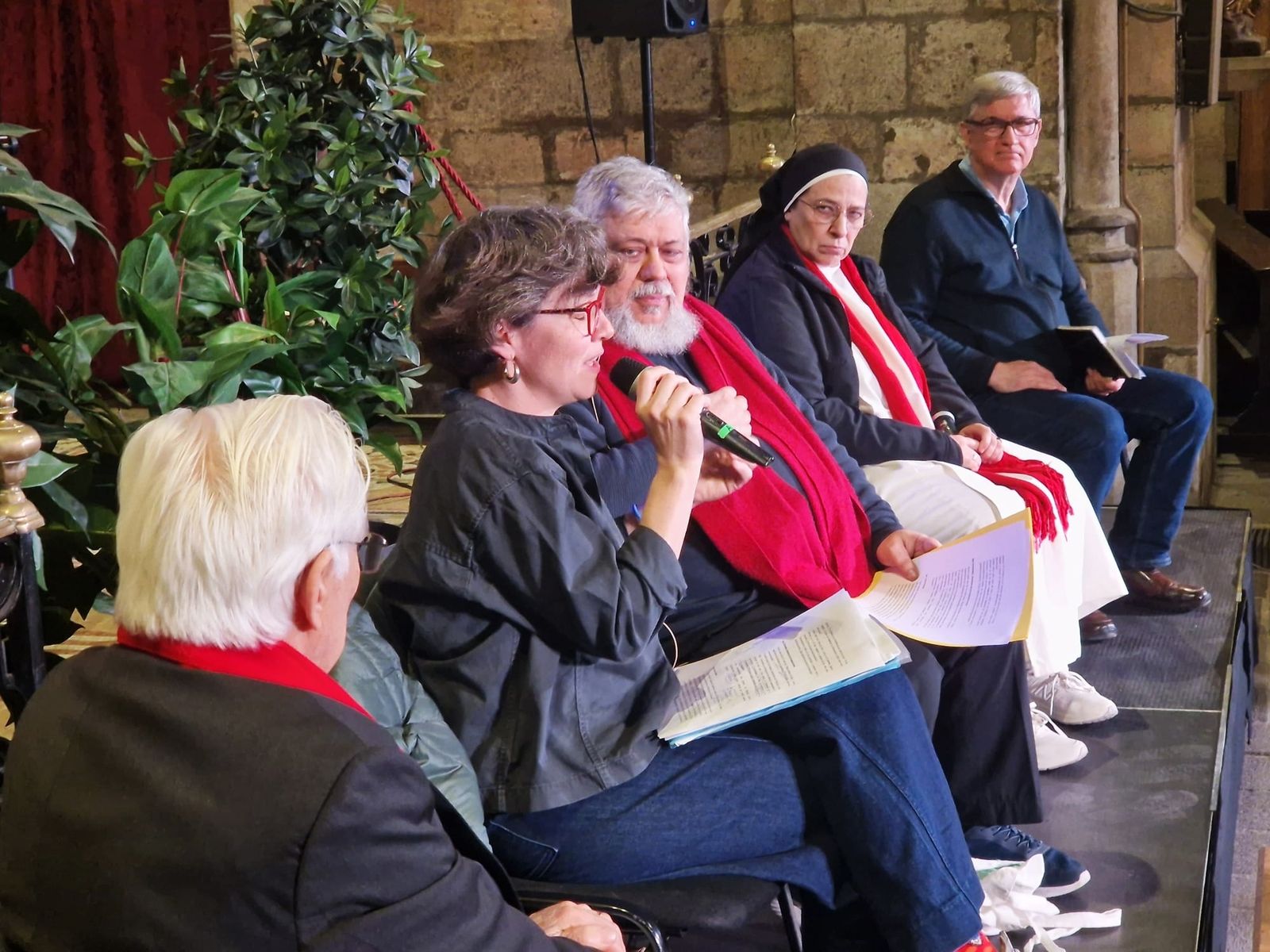 Mesa redonda contra la aporofobia en Santa Anna