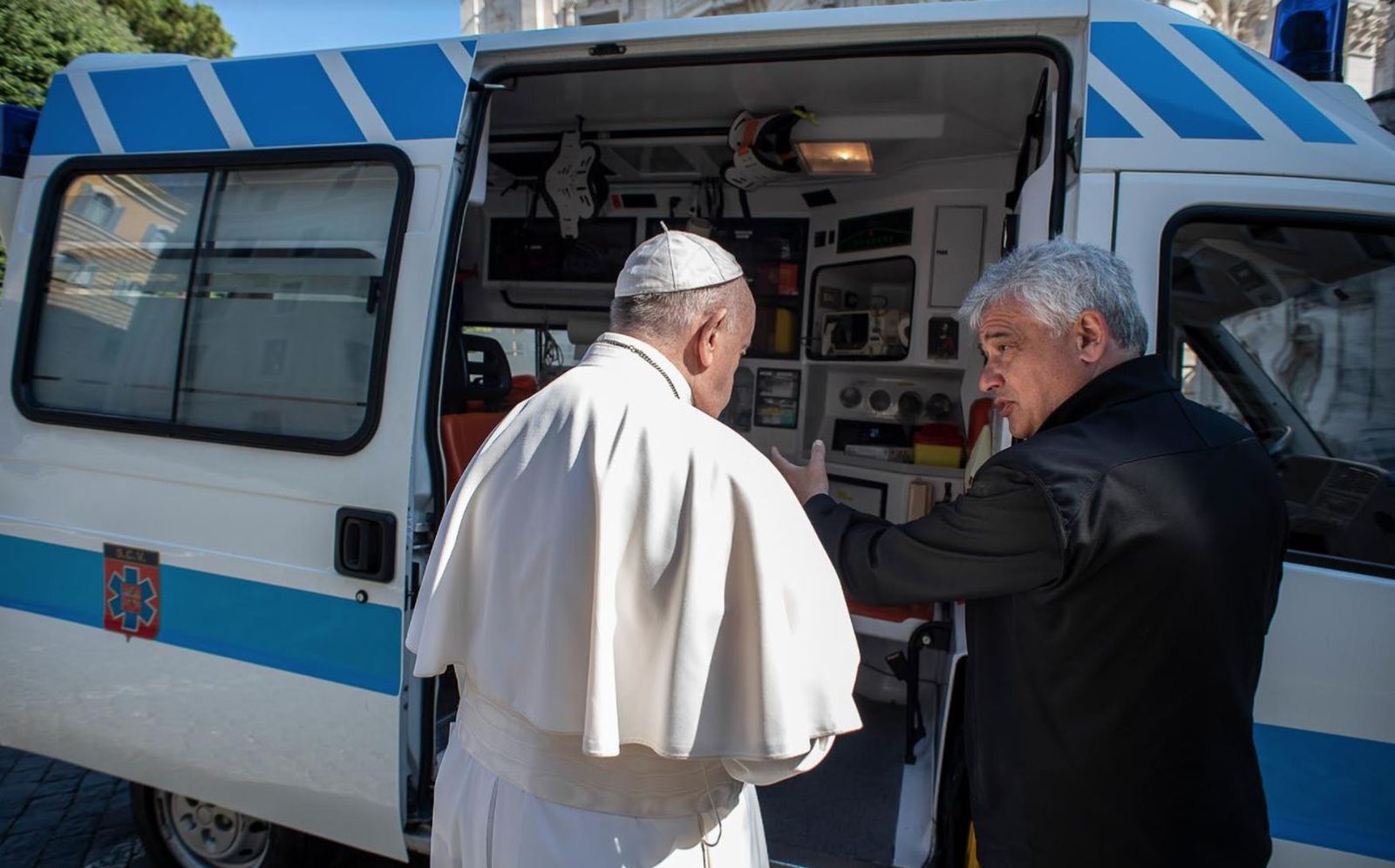 El Papa Francisco , la "Ambulancia para los pobres de Roma" y el limosnero del Vaticano