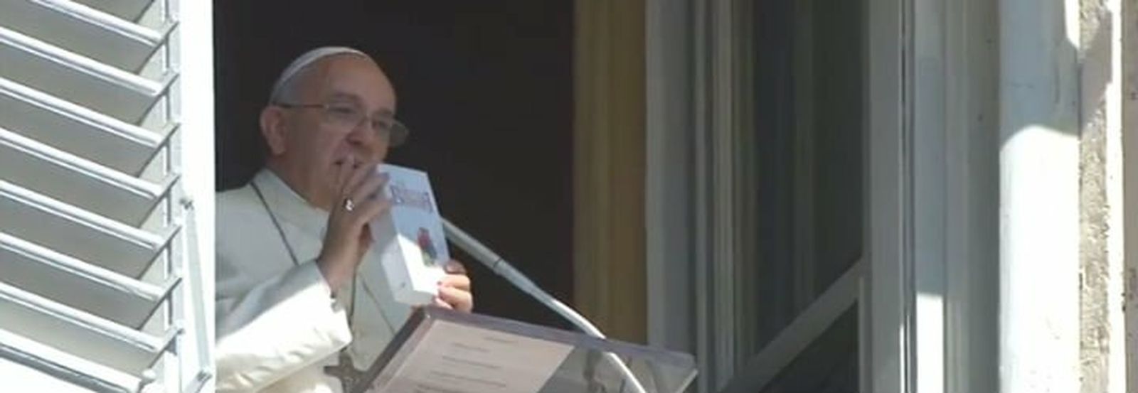 El Papa muestra la Biblia de los paulinos en el Angelus