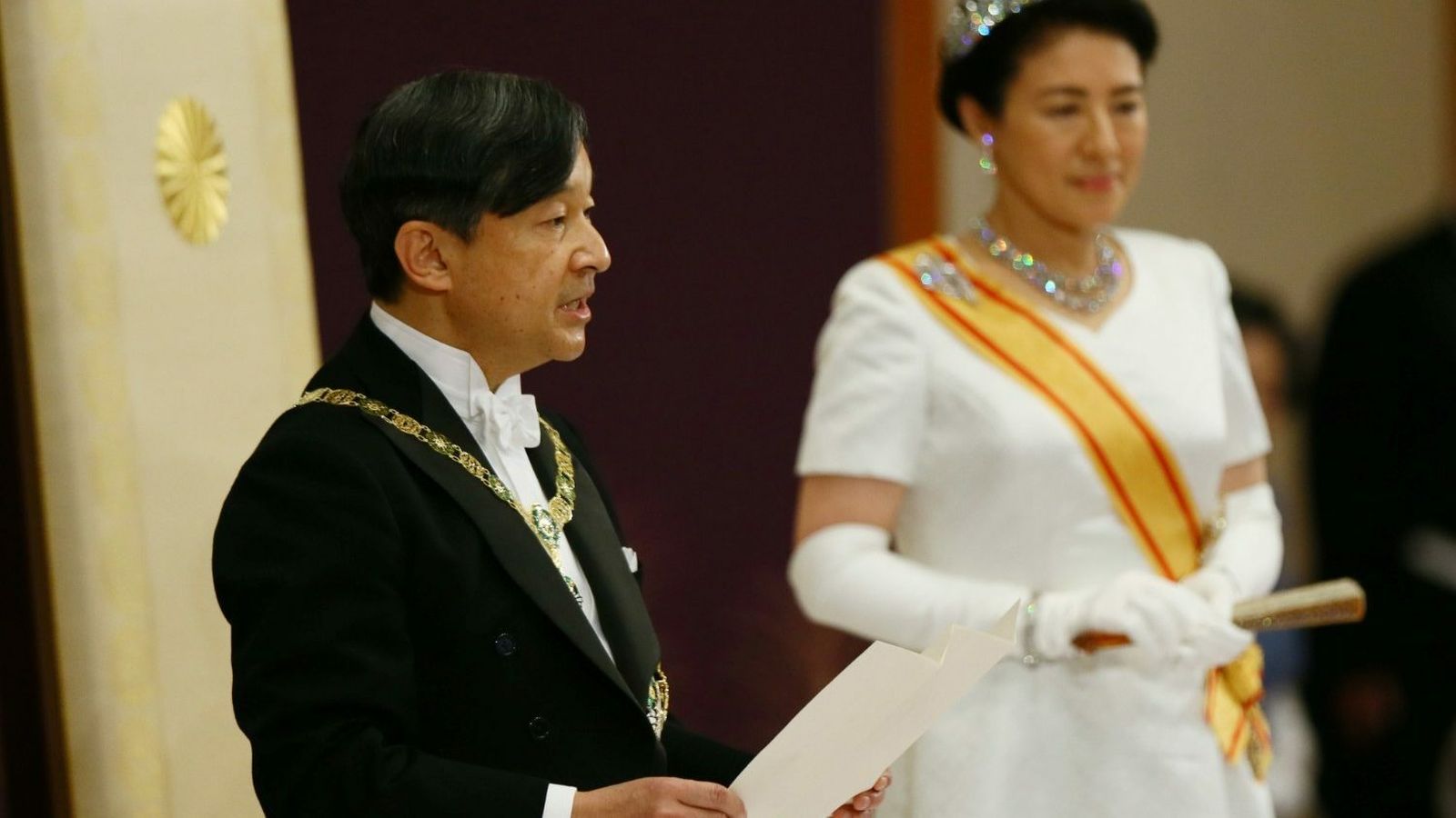 El nuevo emperador japonés Naruhito, con la emperatriz Masako, tiene su primer discurso