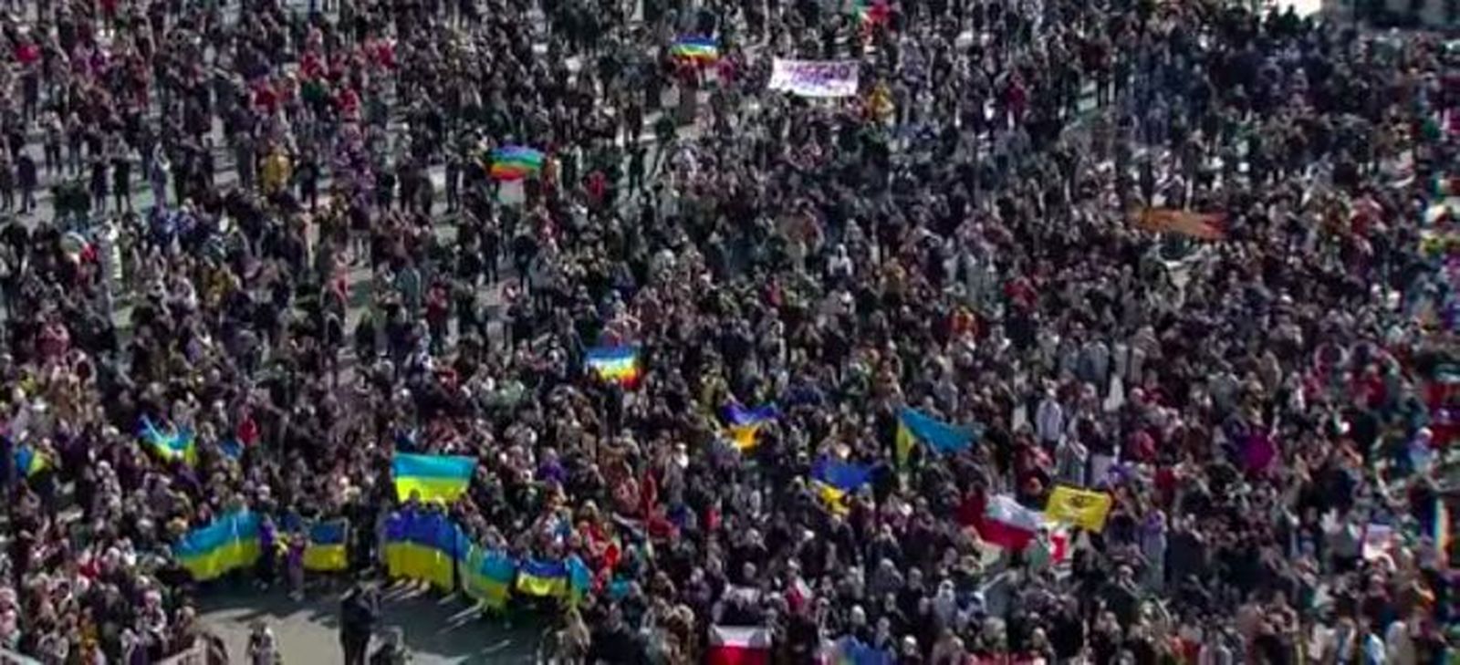 Muchas banderas de Ucrania en San Pedro