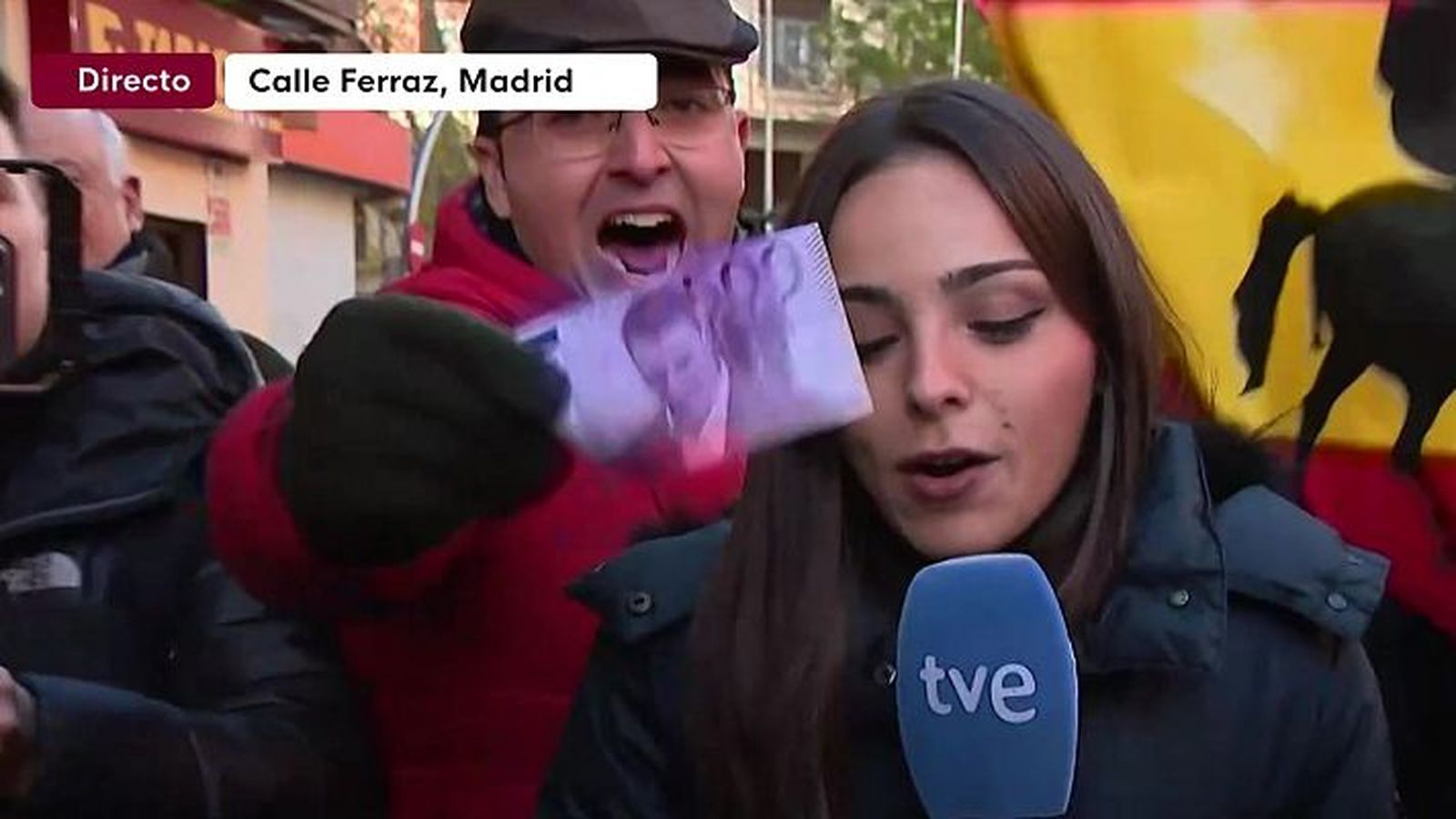 Profesional de RTVE increpada por manifestantes en Madrid