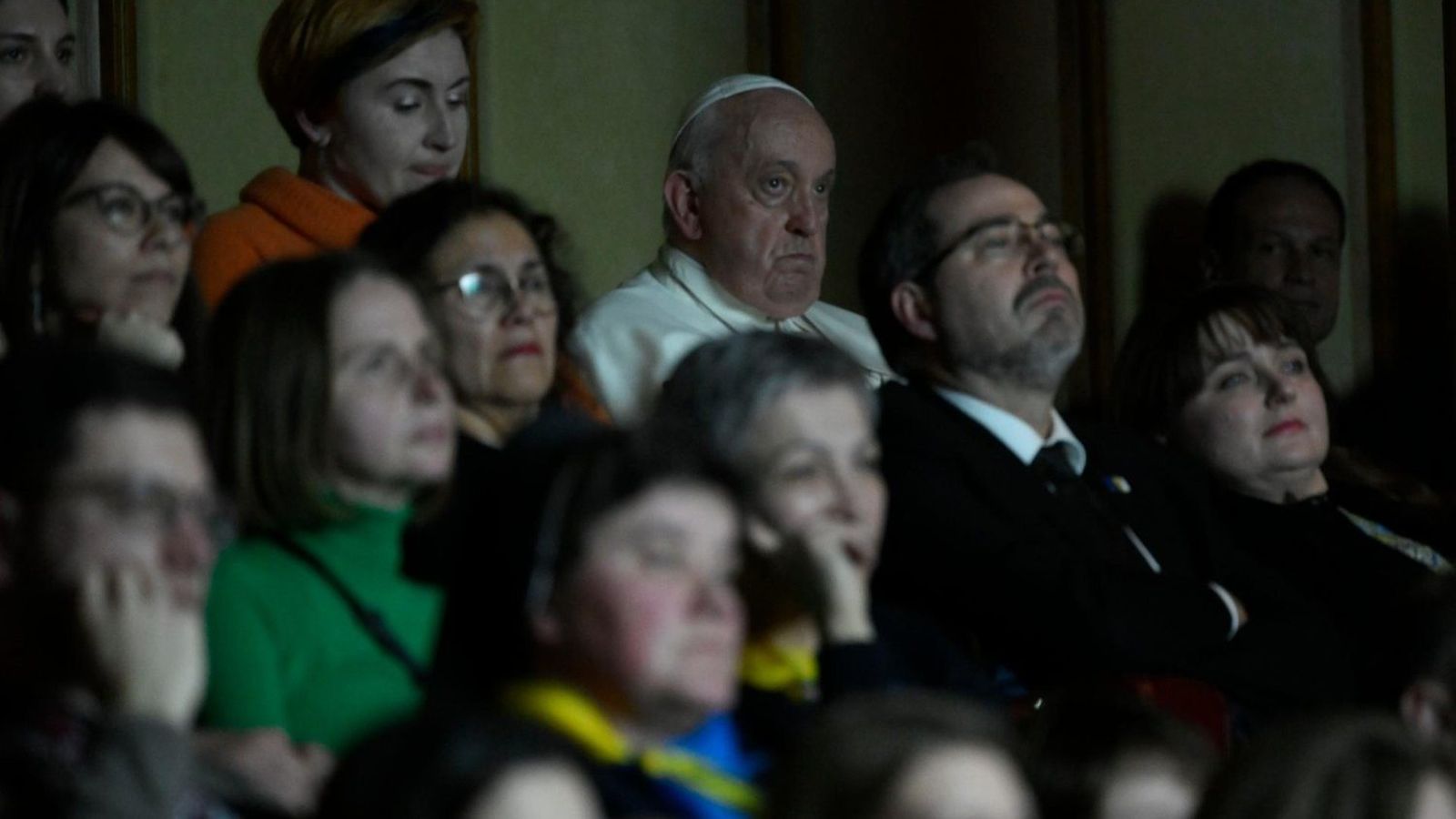Francisco durante la proyección de una película en el Vaticano