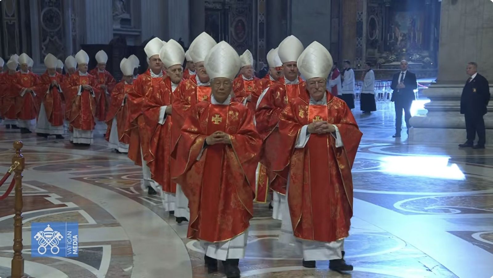 Procesión de entrada de cardebales para la misa de difuntos