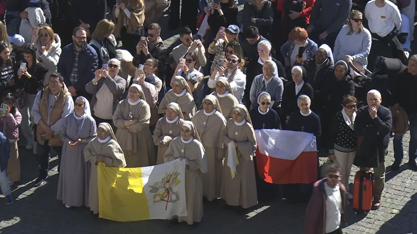 Un grupo de religiosas reza el ángelus con el Papa
