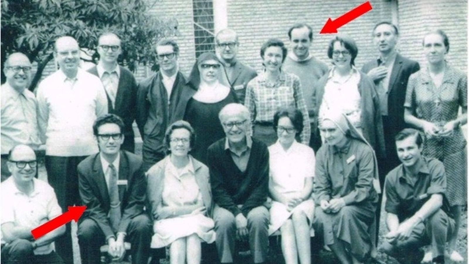 Jorge Mario Bergoglio (fila superior) y Leonardo Boff (abajo, sentado)