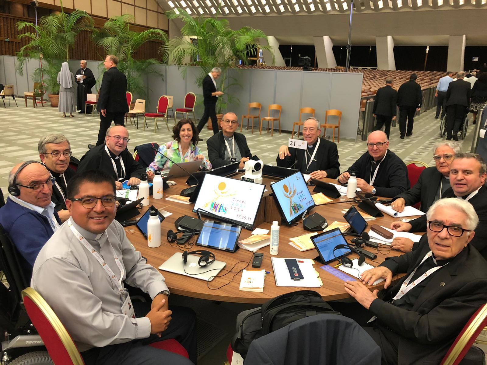 El obispo Conesa, en uno de los círculos, en donde estaban también los españoles Luis Argüello y Elías Royón