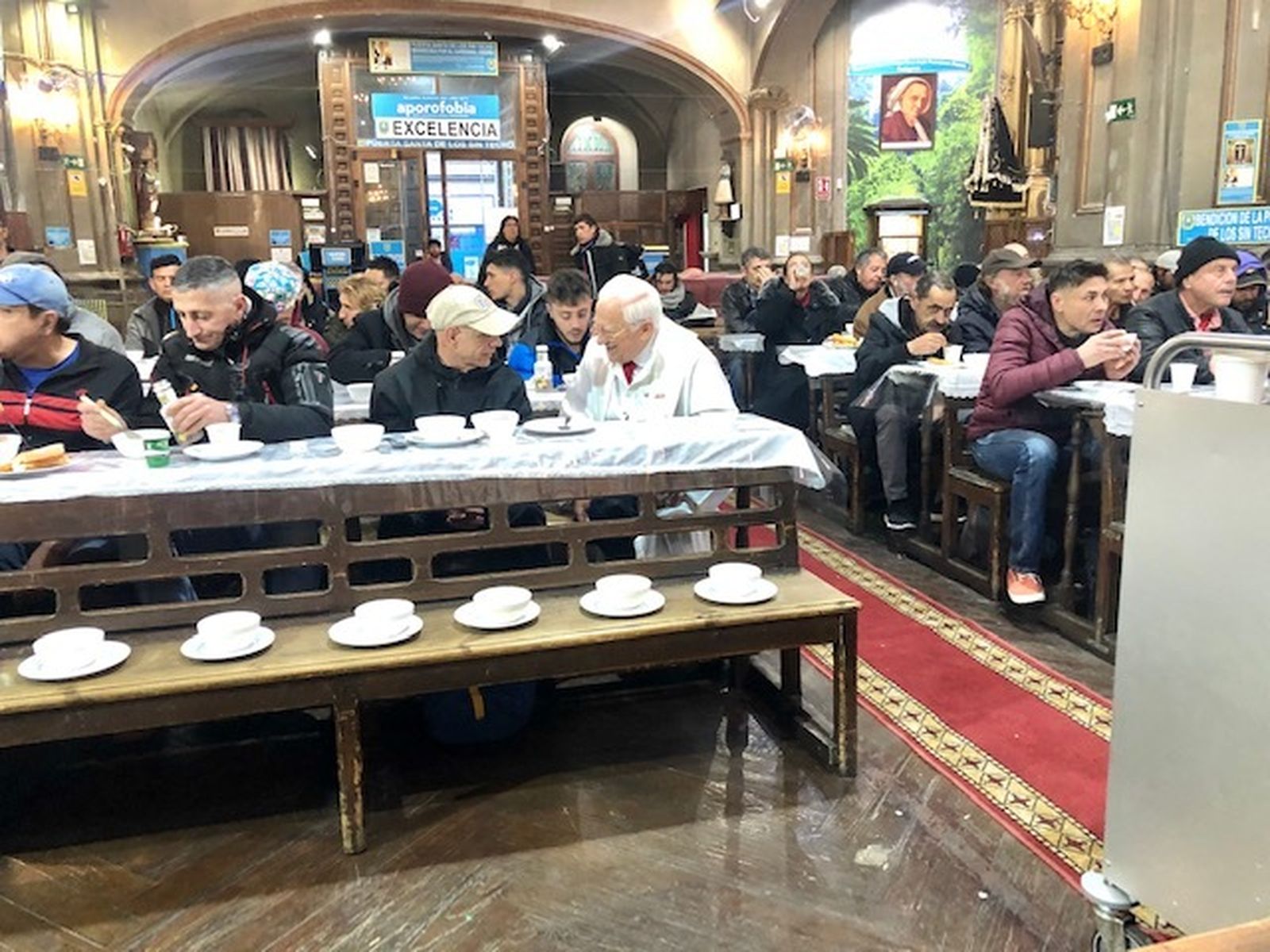El Padre Ángel desayuna con los sintecho