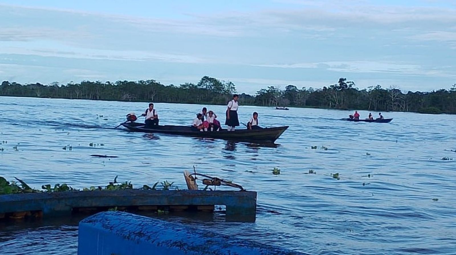 Escolares en canoa en Yanashi (Perú)